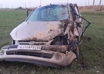 કલ્યાણપુર નજીક મોટરકારનું ટાયર ફાટતા કારે પલ્ટી મારી ખેતરમાં જઇ પડી