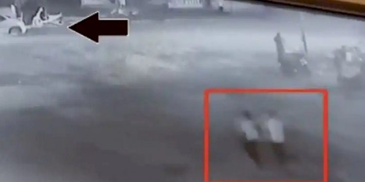 CCTV:બસ સ્ટેન્ડમાંથી આંગડીયા પેઢીના કર્મચારી પાસેથી 47 લાખની માલમતાની લુંટ