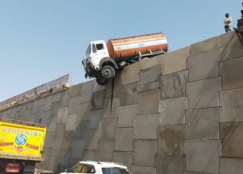 જુઓ ટેન્કર કઈ રીતે લટકી રહ્યું છે..!