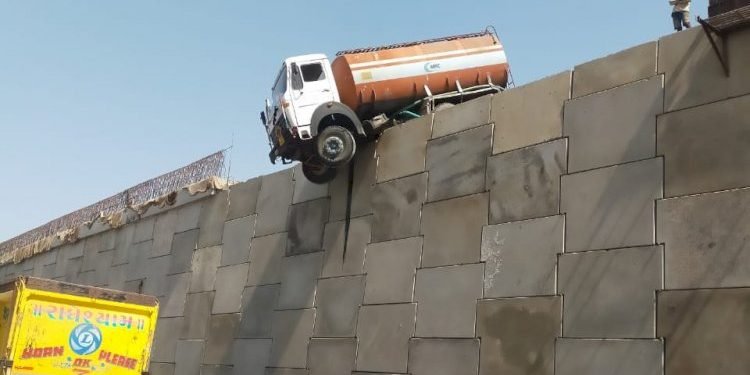 જુઓ ટેન્કર કઈ રીતે લટકી રહ્યું છે..!