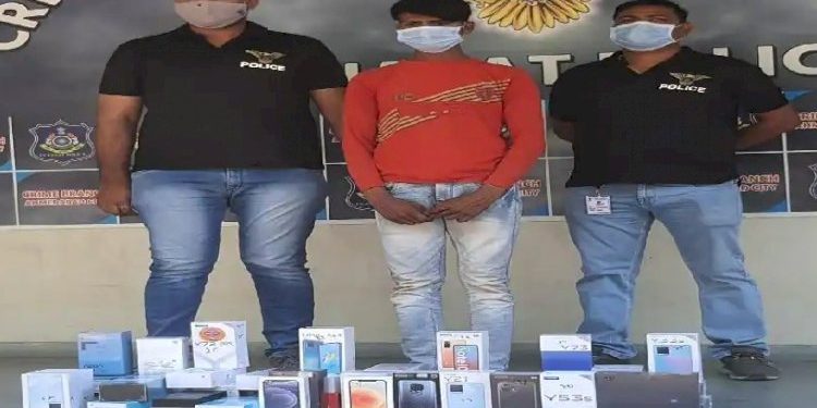 17 લાખના કીમતી 51 મોબાઈલની તસ્કરી કરનાર ઝડપાઈ ગયા 