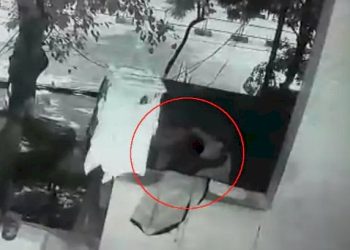 જવેલર્સની દુકાનમાંથી AC ચોરીને નીકળી રહ્યો હતો શખ્સ પણ નસીબ એવા ખરાબ કે મોત મળ્યું…