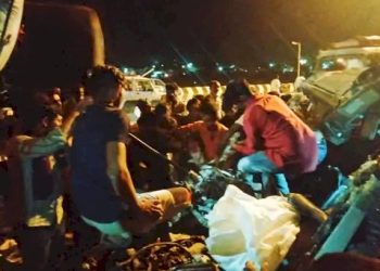 ટ્રક અને કાર વચ્ચે ગમખ્વાર અકસ્માતમાં બે લોકોના જીવ ગયા 