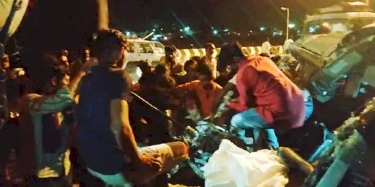 ટ્રક અને કાર વચ્ચે ગમખ્વાર અકસ્માતમાં બે લોકોના જીવ ગયા 