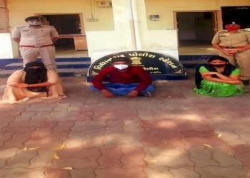 બંગાળ અને મહારાષ્ટ્રથી સ્વરૂપવાન યુવતીઓને ફ્લેટમાં બોલાવી ચાલતા કૂટણખાનાનો પોલીસે કર્યો પર્દાફાશ 