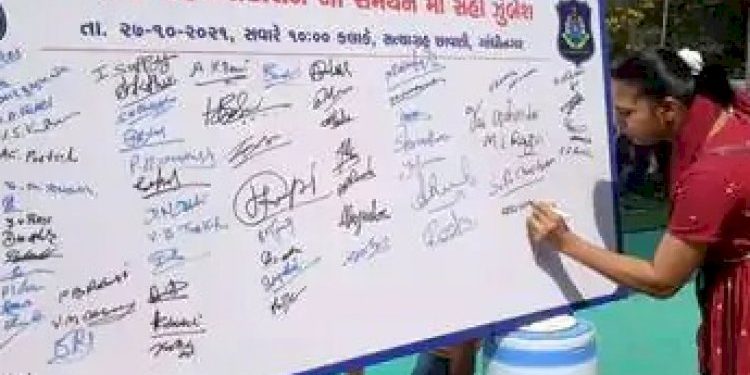 અહી શરુ થઇ પોલીસ આંદોલન સમર્થનમાં સહી ઝુંબેશ 