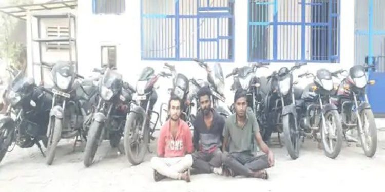 પહેલા બાઈકની ચોરી કરતા અને બાદમાં મહિલાઓના પર્સ આંચકી અને ફરાર થઇ જતા