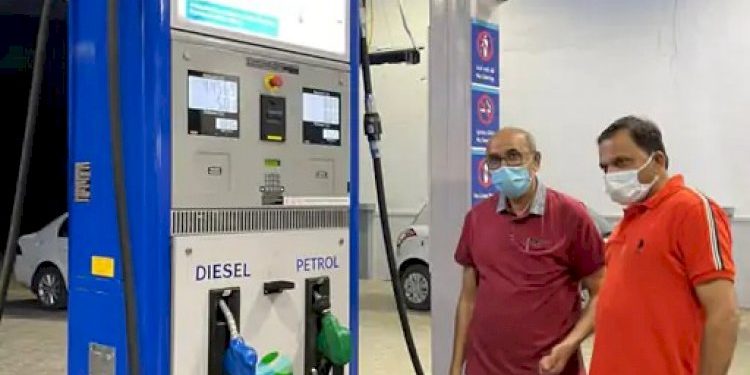 રાજ્યમંત્રી ખુદ પોતે પેટ્રોલપંપ પર કારમાં ડીઝલ પુરાવવા પહોચ્યા, ડીઝલ ઓછું નીકળ્યું અને જોવા જેવી થઇ