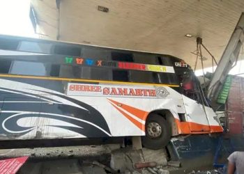 જાનૈયા ભરેલી બસ ટોલનાકા સાથે અથડાઈ પછી શું થયું જુઓ CCTV 