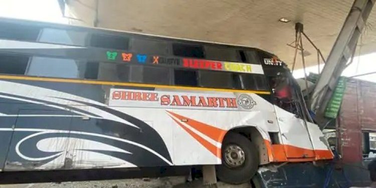 જાનૈયા ભરેલી બસ ટોલનાકા સાથે અથડાઈ પછી શું થયું જુઓ CCTV