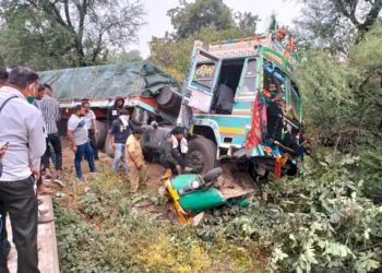 ટ્રકે રિક્ષાને ટક્કર મારતા રીક્ષા ટ્રક નીચે આવી ગઈ, 2 ના થયા મોત 