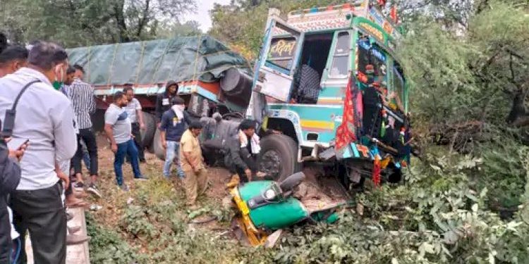 ટ્રકે રિક્ષાને ટક્કર મારતા રીક્ષા ટ્રક નીચે આવી ગઈ, 2 ના થયા મોત 