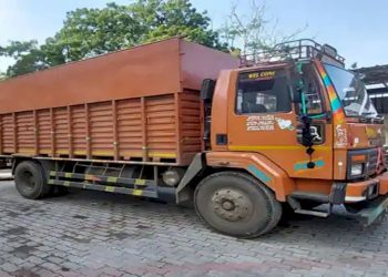 આ ટ્રકમાંથી 1 કરોડનો ગાંજો ઝડપાયો 