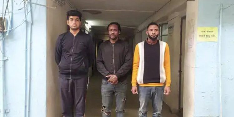 ડમી ફેસબુક આઇડી બનાવીને મિત્રતા કેળવી, નિવૃત શિક્ષક સાથે છેતરપીંડી કરનાર ઝડપાયા