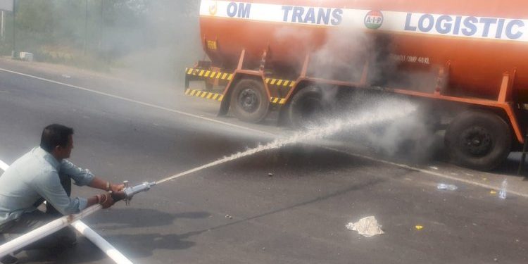 લાખાબાવળ ગામ નજીક ફરનેશ ઓઈલ ભરેલ ટેન્કરમાં લાગી આગ અને અફરાતફરી મચી ગઈ