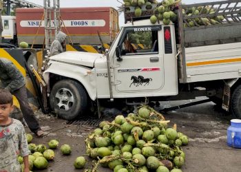 નાળીયેર ભરેલ બોલેરો ડીવાઈડર સાથે અથડાઈ, જુઓ CCTV