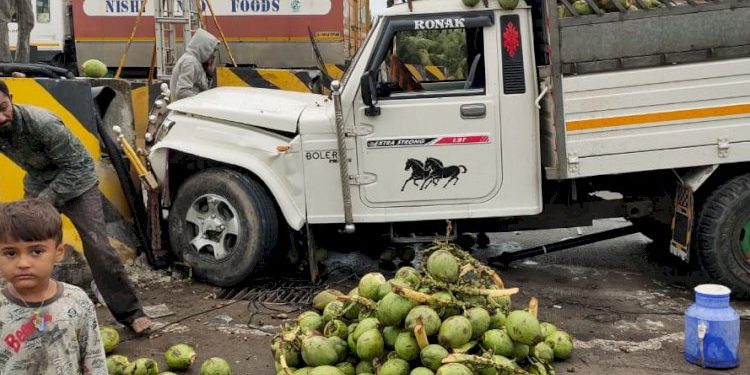 નાળીયેર ભરેલ બોલેરો ડીવાઈડર સાથે અથડાઈ, જુઓ CCTV