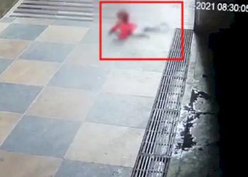 આ કિસ્સો દરેક માતાપિતા માટે આંખ ઉઘાડનારો છે, 2 વર્ષની બાળકી ચોથા માળેથી નીચે પટકાઈ અને… 