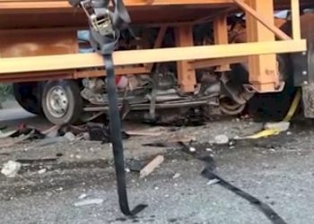 ત્રિપલ અકસ્માત, ટ્રક અને ટ્રેલર વચ્ચે ઇકો કાર ફસાઈ ગઈ