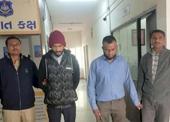 અમે CBI ઓફીસથી આવીએ છીએ આ કોલ ડીટેઈલ્સ આપો 