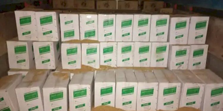 ભુસાની બોરીઓની આડમાં મહારાષ્ટ્રથી ઘુસાડવામાં આવી રહેલ દારુ બીયરનો જથ્થો ઝડપી પાડતી પોલીસ