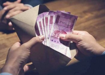 સરપંચ 50,000 ની લાંચ લેતા ઝડપાયા, આ કામ માટે માગી લાંચ 