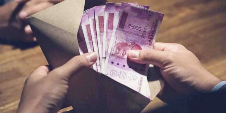 દારૂના કેસમાં લક્ઝરી બસ ઝડપાઇ, બસના માલિકનું નામ કેસમાં ન લેવા PSI અને વચેટીયો લાંચ લેતા ઝડપાયા