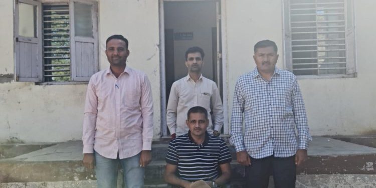 ખૂન કેસનો કેદી નંબર 307 હતો 27 વર્ષથી ફરાર…પરિવારે મરણનો દાખલો કઢાવી વારસાઈ કરાવી લીધી..દ્વારકા LCB ટીમ જીવિત લાવી