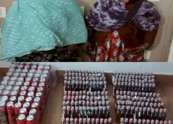 પોલીસે બે મહિલાઓ સહીત ત્રણ લોકો પાસે રહેલ થેલા ચેક કરતા નીકળી પડ્યો દારૂ 