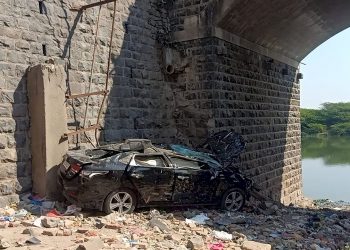 કાર 50 ફૂટ નીચે ખાબકી.! પછી જુઓ કેવી દશા થઇ 