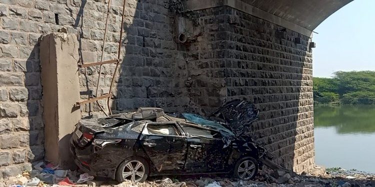 કાર 50 ફૂટ નીચે ખાબકી.! પછી જુઓ કેવી દશા થઇ