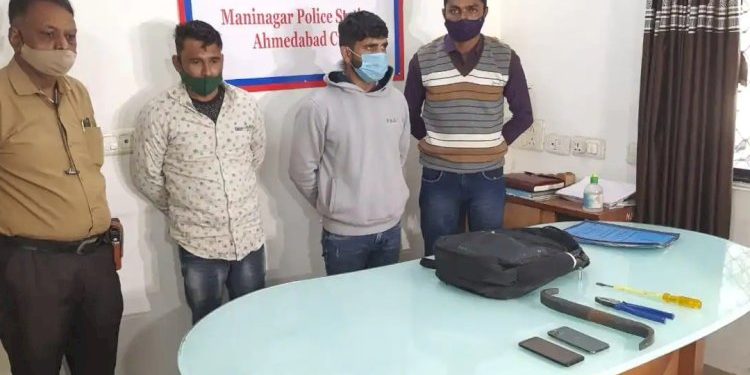 V.I.P તસ્કર ઝડપાયા, પ્લેનમાં આવતા અને 5 સ્ટાર હોટેલમાં રોકાતા 