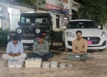 સસ્તામાં સોનુ આપવાનું કહી પીળી ધાતુવાળા બિસ્કિટ અને સાચી નોટની આડમાં બાળકોની ચલણી નોટ આપી ઠગાઈ કરનાર ઝડપાયા