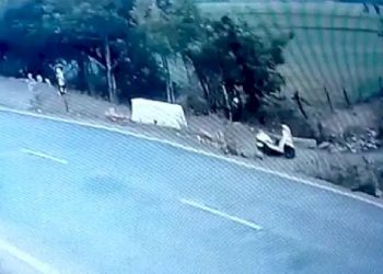 ચાલકે ગુમાવી દીધો કાબુ, અને એકટીવા ક્યાય જઈ પડ્યું, જુઓ CCTV 