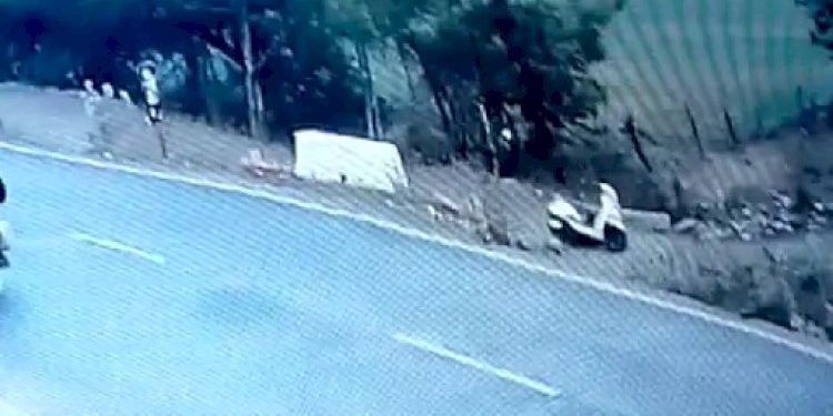 ચાલકે ગુમાવી દીધો કાબુ, અને એકટીવા ક્યાય જઈ પડ્યું, જુઓ CCTV 