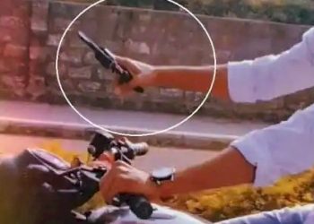  ભાઈ બુલેટ પર હાથમાં રિવોલ્વર લઇ સીન નાખવા નીકળ્યા પણ ભારે પડ્યું 