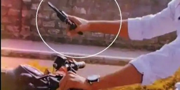  ભાઈ બુલેટ પર હાથમાં રિવોલ્વર લઇ સીન નાખવા નીકળ્યા પણ ભારે પડ્યું 