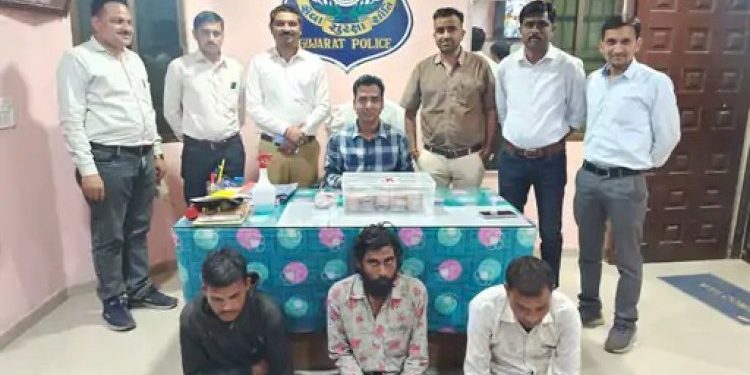 200ના દરની 1456 અને 500ના દરની 77 નંગ બનાવટી નોટો સાથે 3 ઝડપાયા 