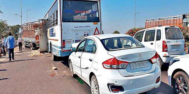 ત્રિપલ અકસ્માત, એક વાહનમાં પંચર પડતા પાછળ અન્ય 2 વાહન ઘુસી ગયા