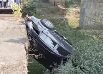 બાઈકને બચાવવા જતાં કાર બ્રિજ નીચે ઉતરી ગઈ