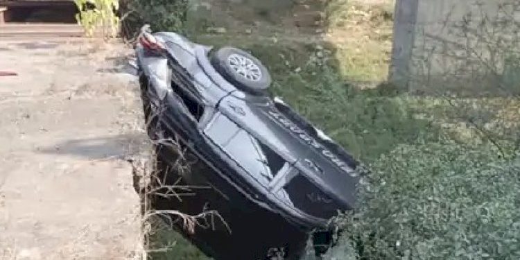 બાઈકને બચાવવા જતાં કાર બ્રિજ નીચે ઉતરી ગઈ