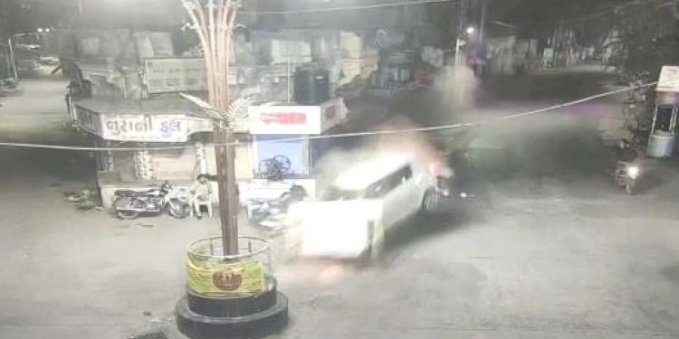 CCTV:ખંભાળિયામાં બેકાબુ બનેલ કારના લાઈવ દ્રશ્યો 