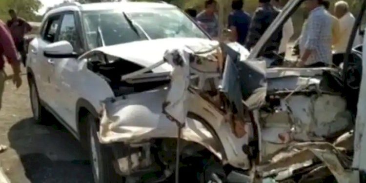 2 કાર ધડાકાભેર અથડાઈ, 8 લોકો થયા ઈજાગ્રસ્ત