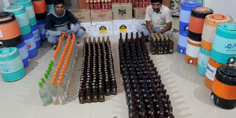 પોલીસે પાણીના પ્લાન્ટમાં કેરબા ચેક કર્યા તો પાણી નહિ પણ દારુ નીકળી પડ્યો 