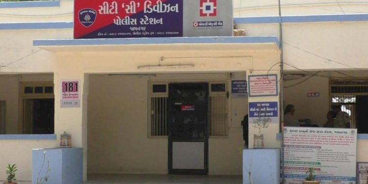 શંકરટેકરી વિસ્તારમાં આરોપીને ઝડપવા ગયેલ પોલીસ ટુકડી સાથે થયું આવું