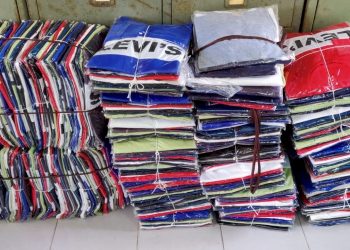 બ્રાન્ડેડ કંપનીના ડુપ્લીકેટ ટી-શર્ટોનું વેચાણ પોલીસે ઝડપી પાડ્યું