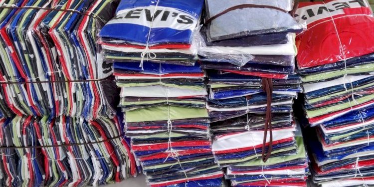 બ્રાન્ડેડ કંપનીના ડુપ્લીકેટ ટી-શર્ટોનું વેચાણ પોલીસે ઝડપી પાડ્યું