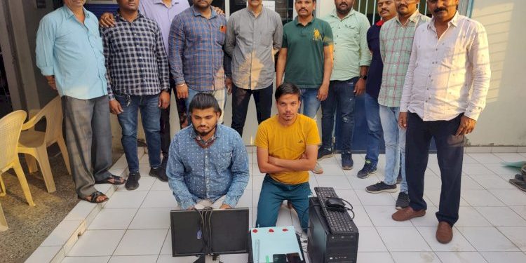 100 ના દરની 1200 થી વધુ નકલી નોટો સાથે 2 ઝડપાયા