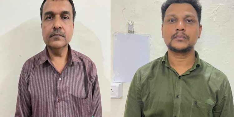 આ 2 બાબુઓ 15 લાખની લાંચ લેતા કચેરીમાંથી જ ઝડપાયા….