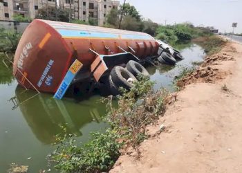 એ…ગયું…તેલનું ટેન્કર ગટરમાં…